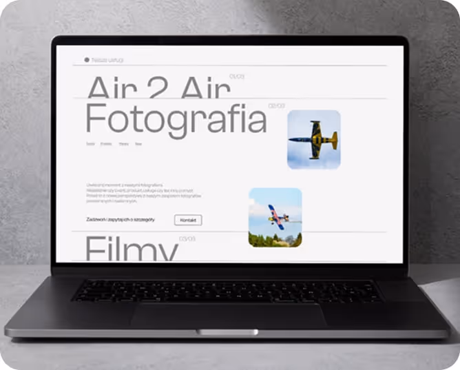 Na laptopie wyświetlana jest strona internetowa z dużym tekstem „Air 2 Air Fotografia” i zdjęciami samolotów w locie.