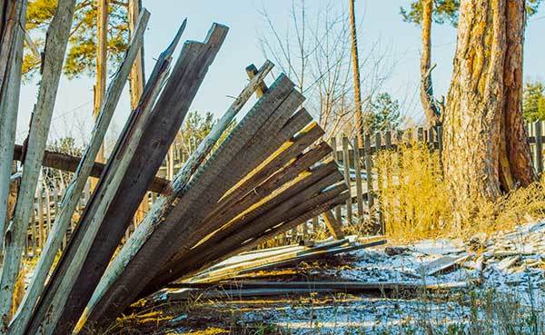 leaning-fence-rotten.jpg