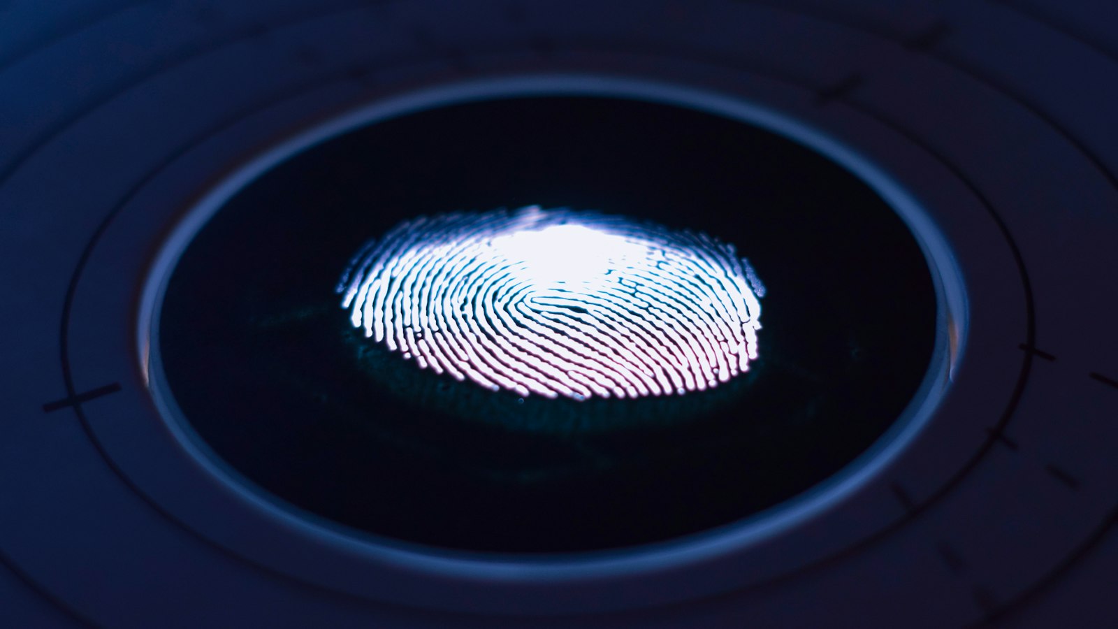 Empreinte digitale lumineuse sur un scanner, détection et vérification d'authenticité des contenus