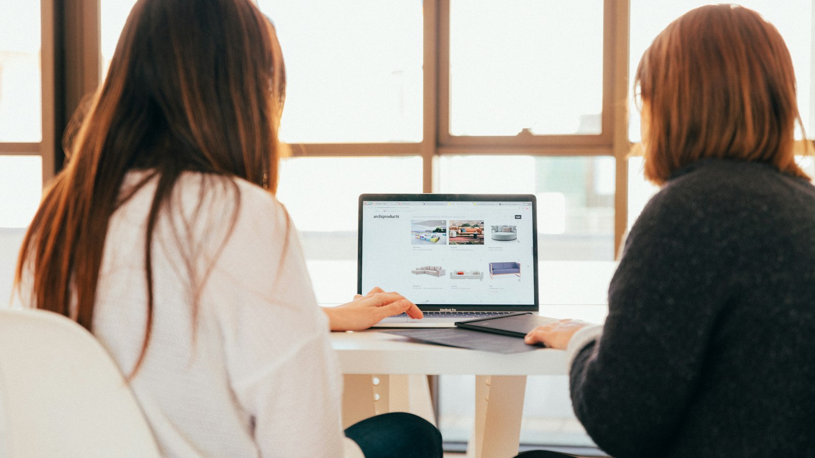 Deux personnes collaborant devant un ordinateur portable