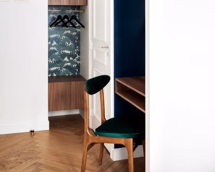Chambre supérieure lumineuse de l’hôtel Rendez-Vous Batignolles avec bureau et chaise en bois