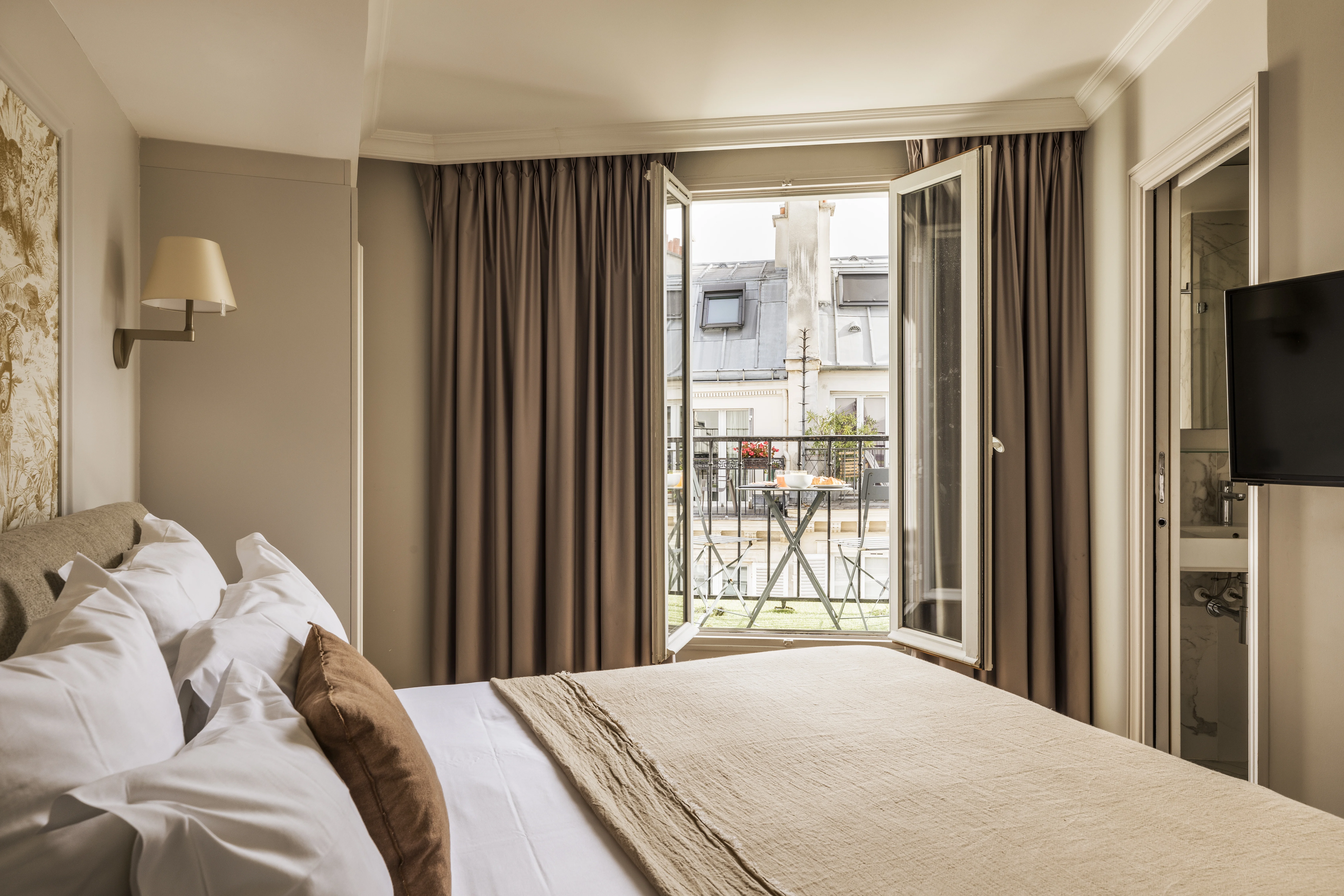 Suite spacieuse de l’hôtel Maison Pigalle à Paris avec lit double et décoration raffinée