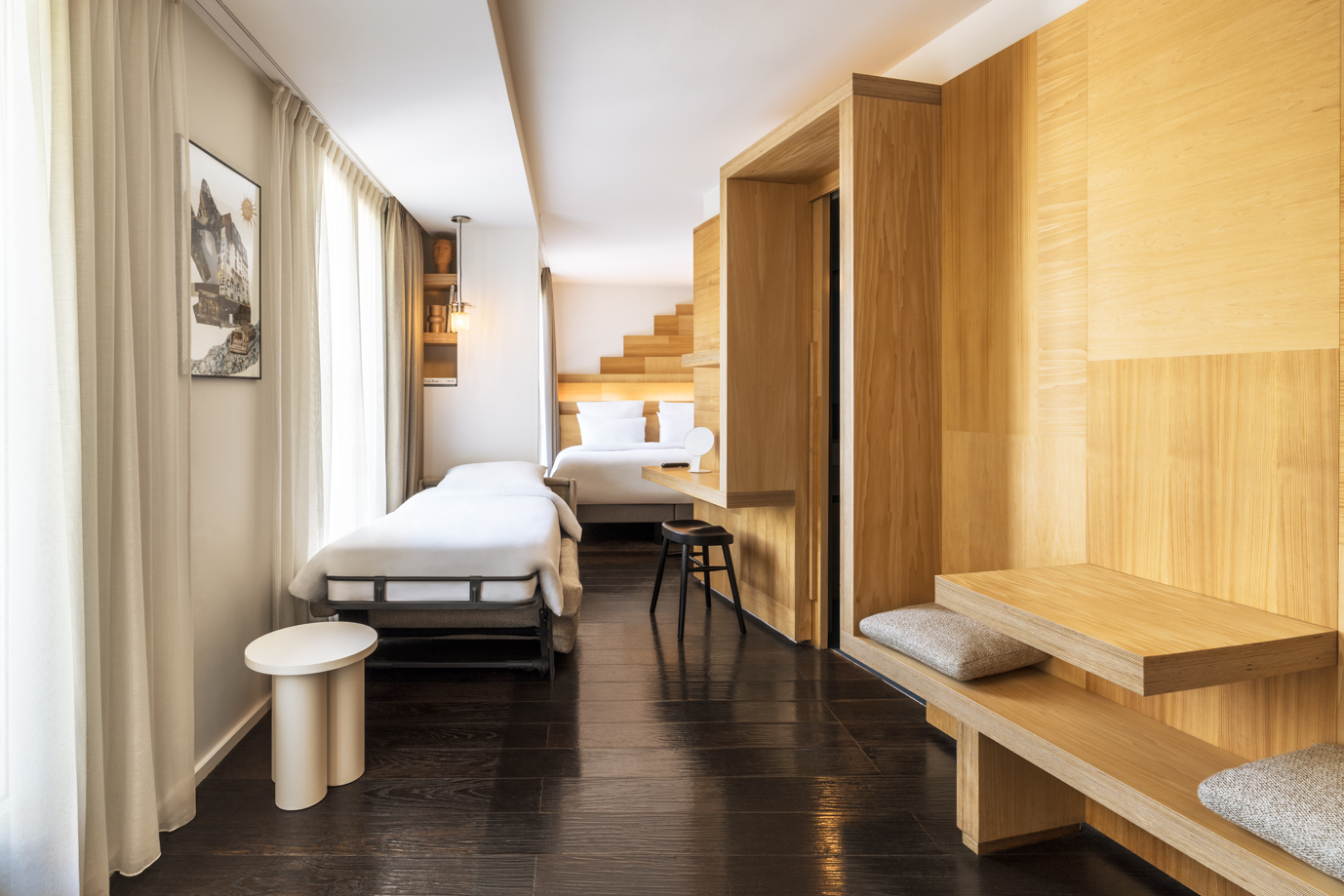 Chambre double moderne de l’hôtel Le Citizen à Paris avec espace de travail et décoration en bois clair
