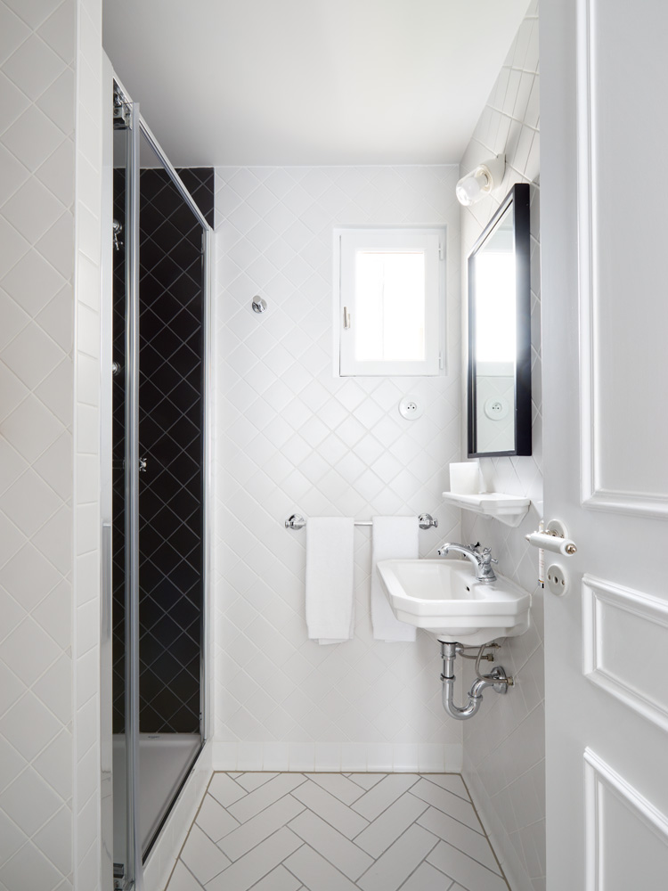 Salle de bain moderne de la chambre supérieure de l’hôtel Rendez-Vous Batignolles avec douche spacieuse