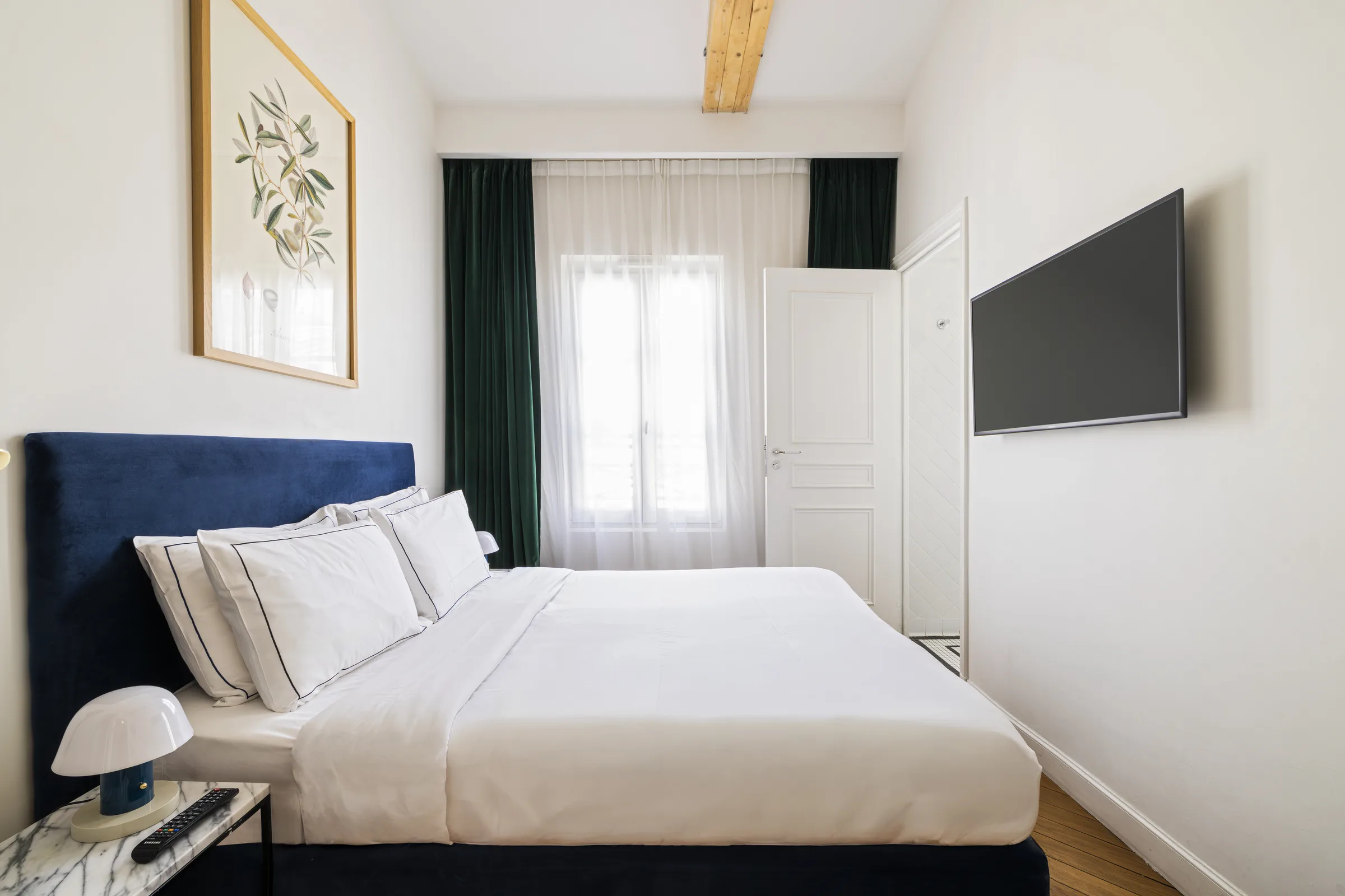 Chambre Confort double tête de lit bleue gravure olivier