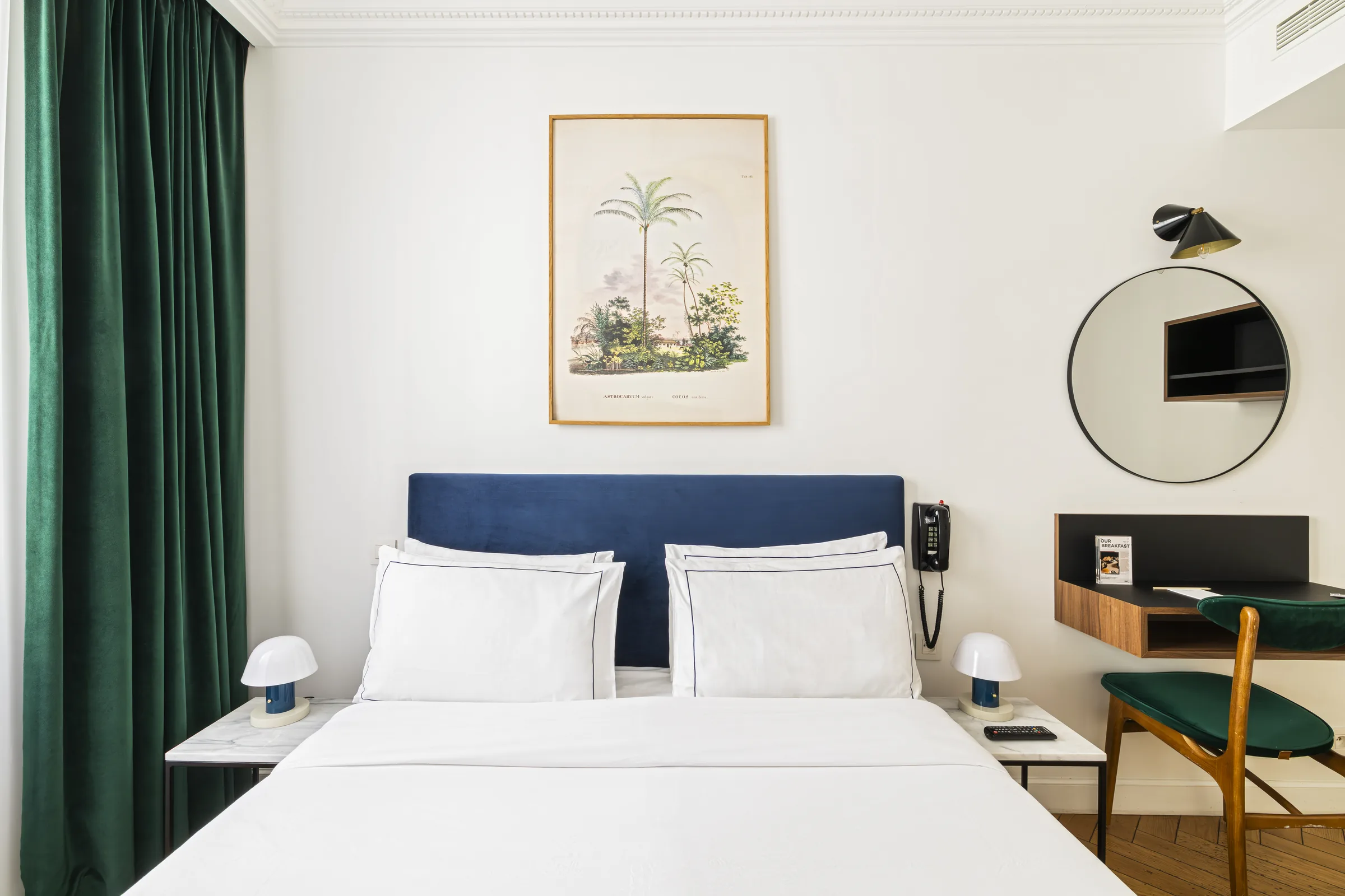 Chambre Supérieure double avec gravure palmier et plafonnier laiton
