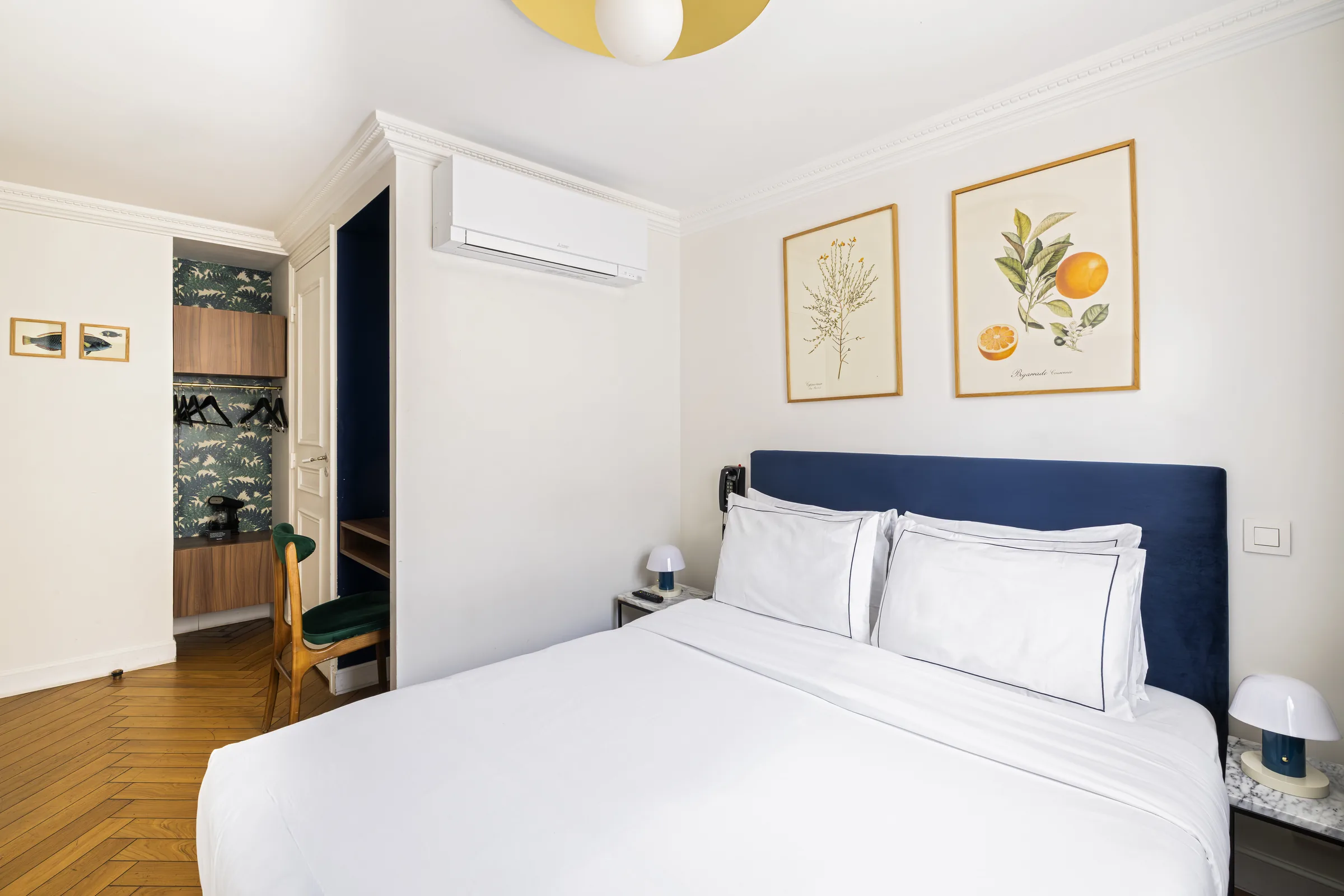 Chambre Supérieure avec dressing et papier peint floral parisien