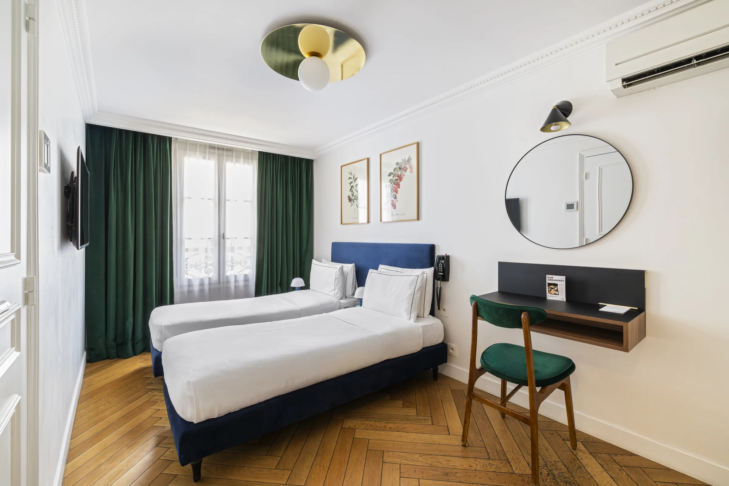Chambre Supérieure Twin avec lits jumeaux et bureau