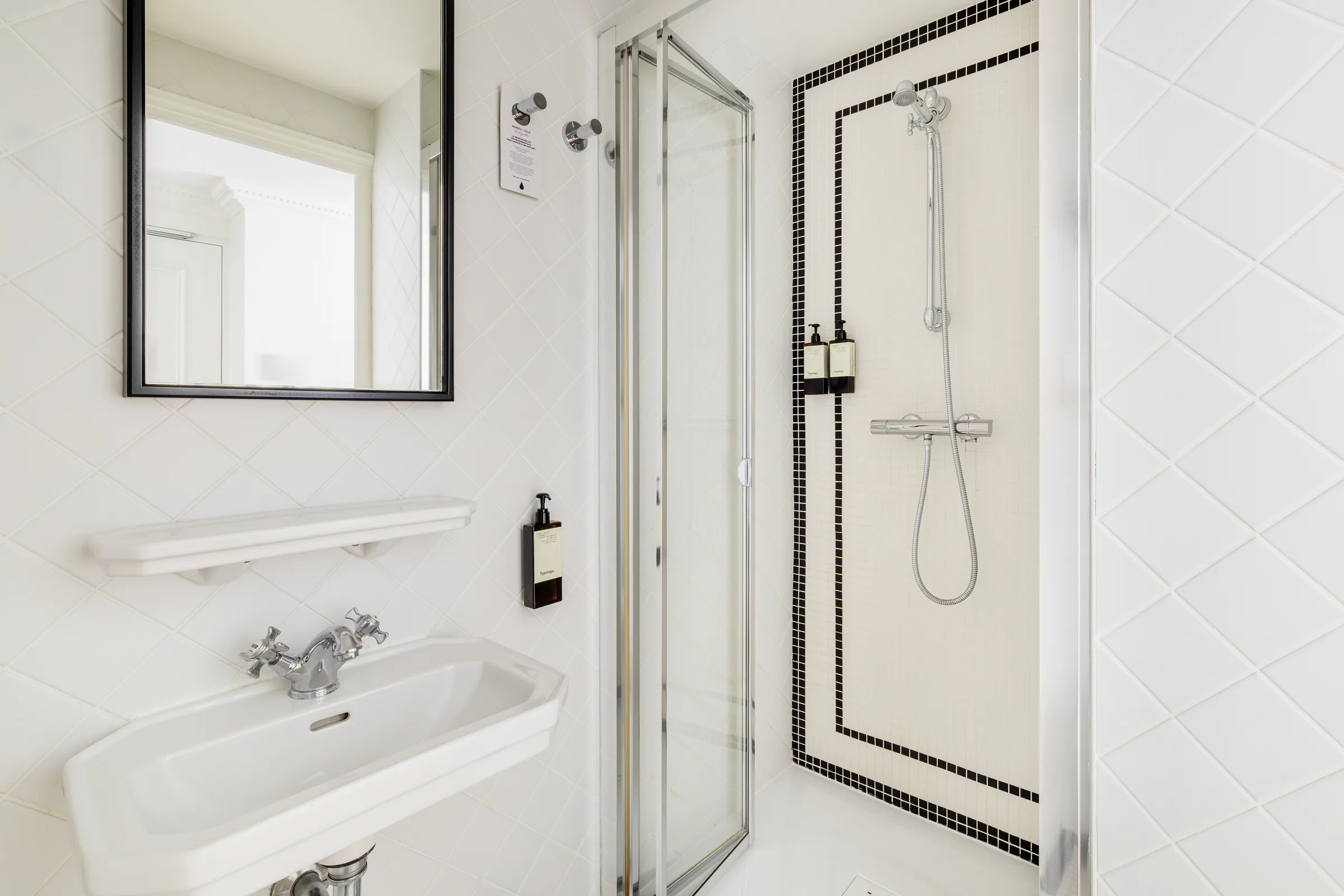 Salle de bain Chambre Supérieure douche carrelage mosaïque noire