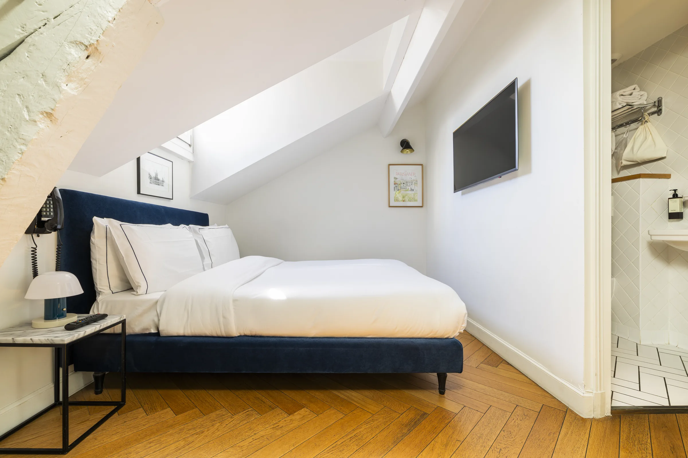 Chambre Sous les Toits parisienne avec vélux et parquet chevrons