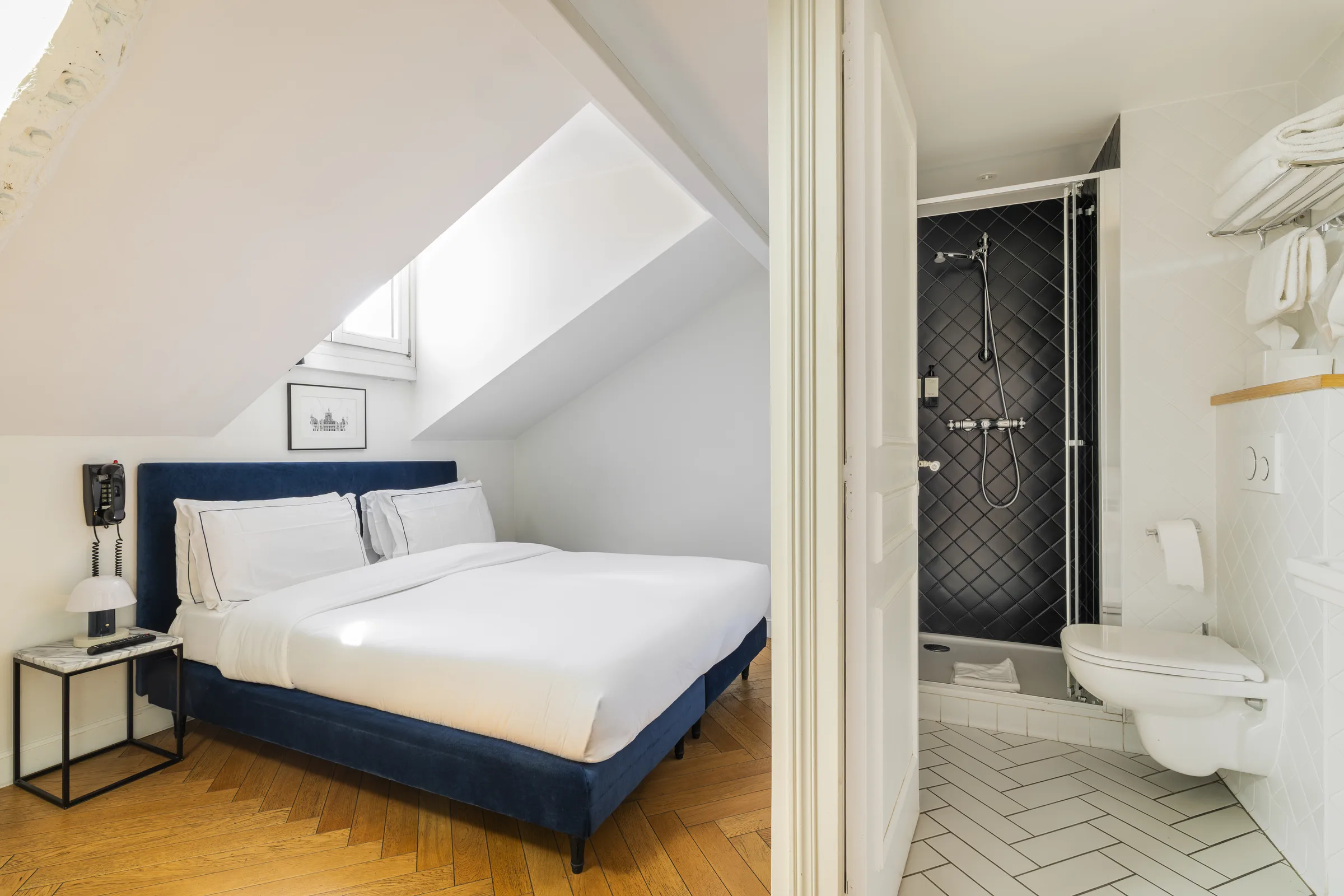 Chambre Sous les Toits mansardée avec salle de bain attenante
