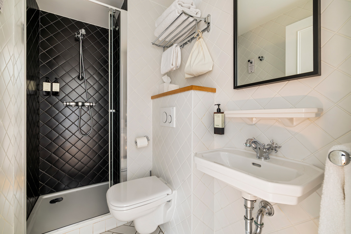 Salle de bain Chambre Sous les Toits avec douche carrelage noir
