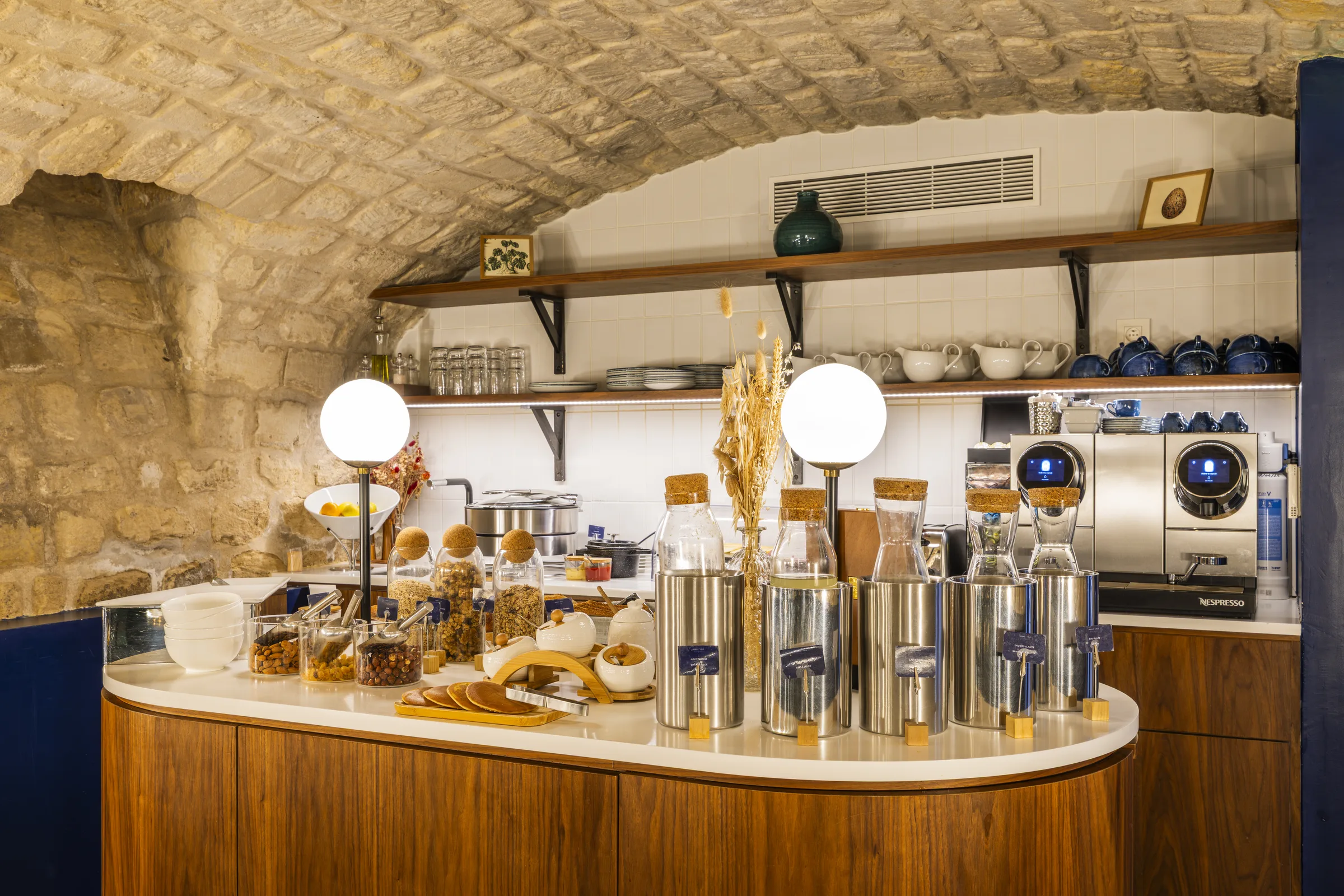 Buffet petit-déjeuner continental avec viennoiseries et céréales