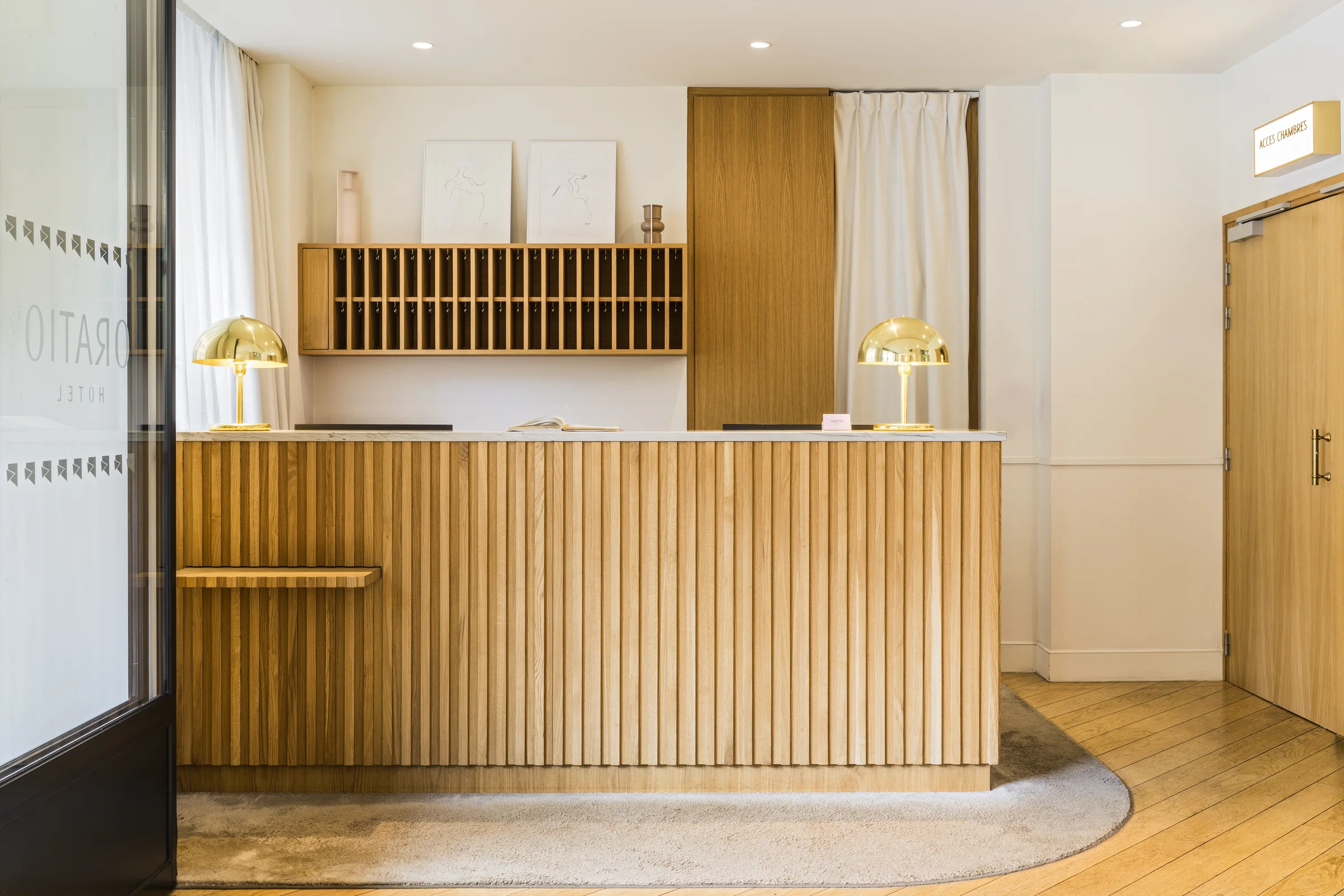 Comptoir de réception de l'Hôtel Oratio en chêne lamellé avec lampes laiton doré, Paris