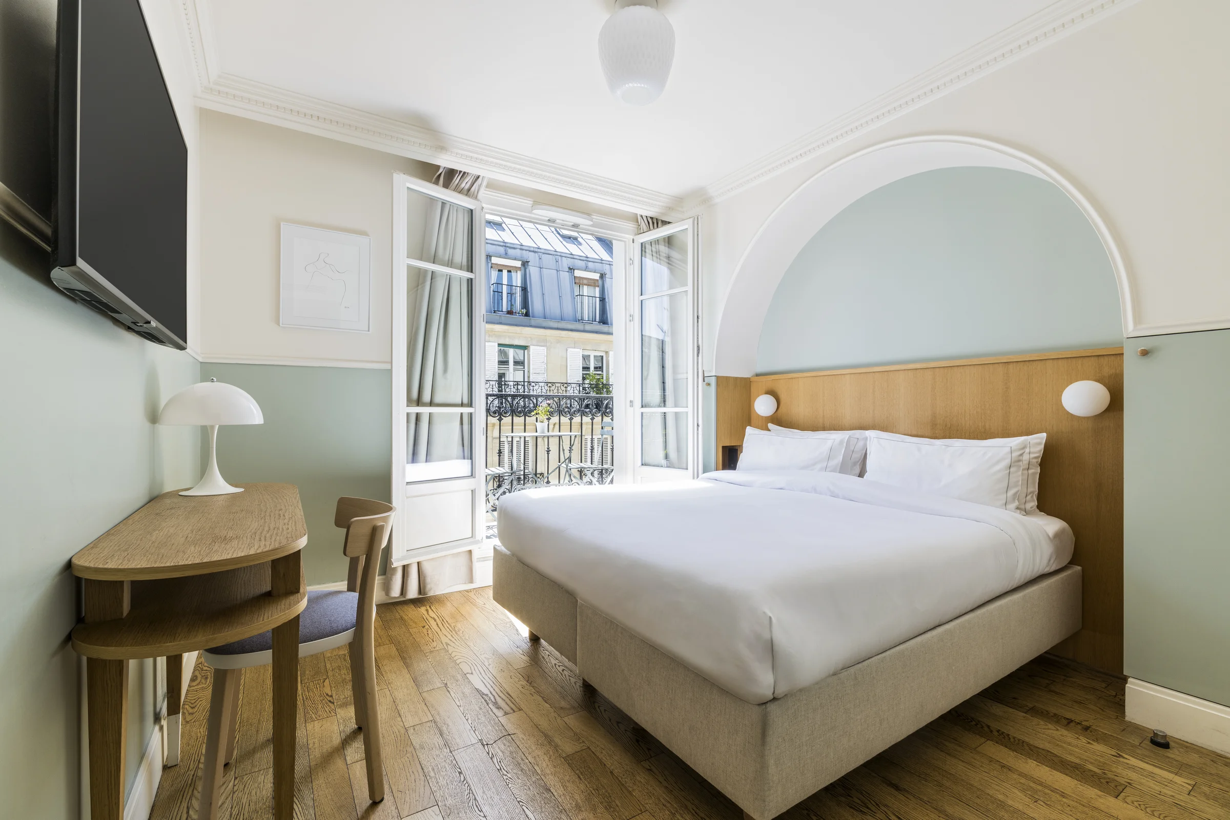 Chambre Supérieure avec balcon, fenêtres françaises ouvertes sur les toits de Paris, arche verte