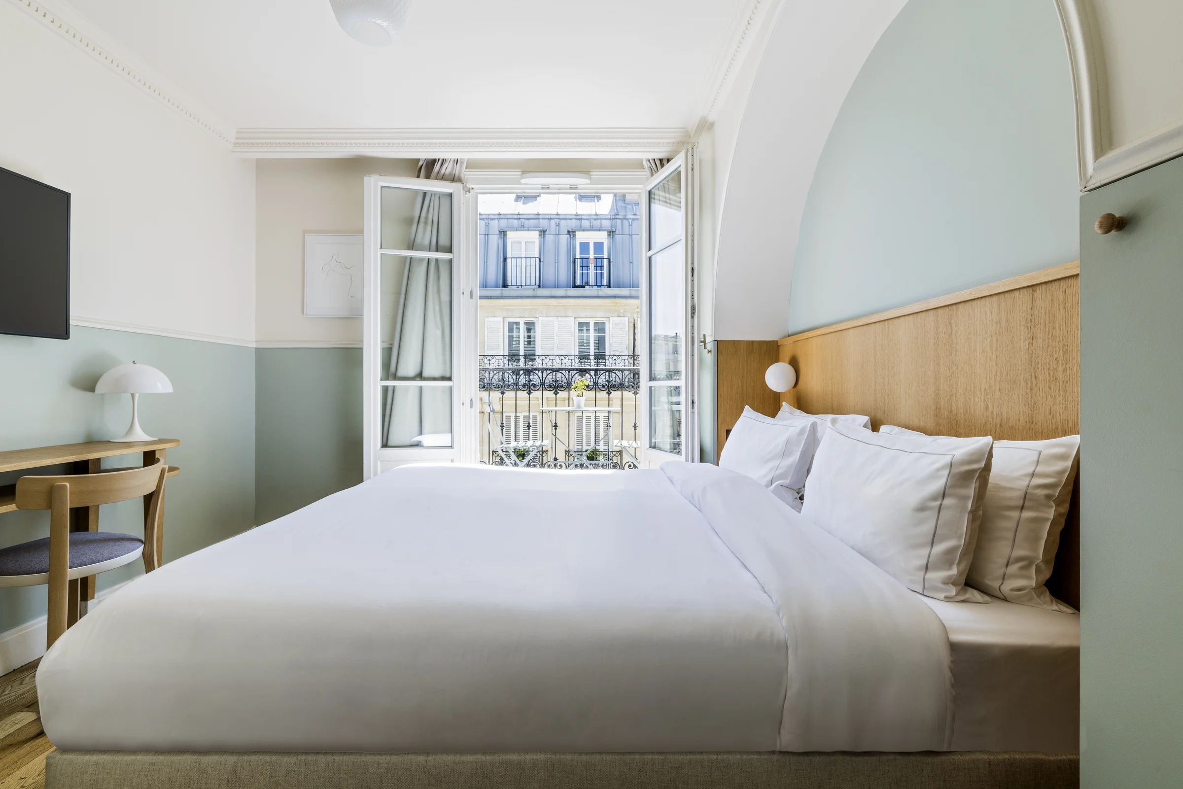 Chambre Supérieure avec balcon, portes-fenêtres ouvertes sur les toits et balcon parisien, Hôtel Oratio