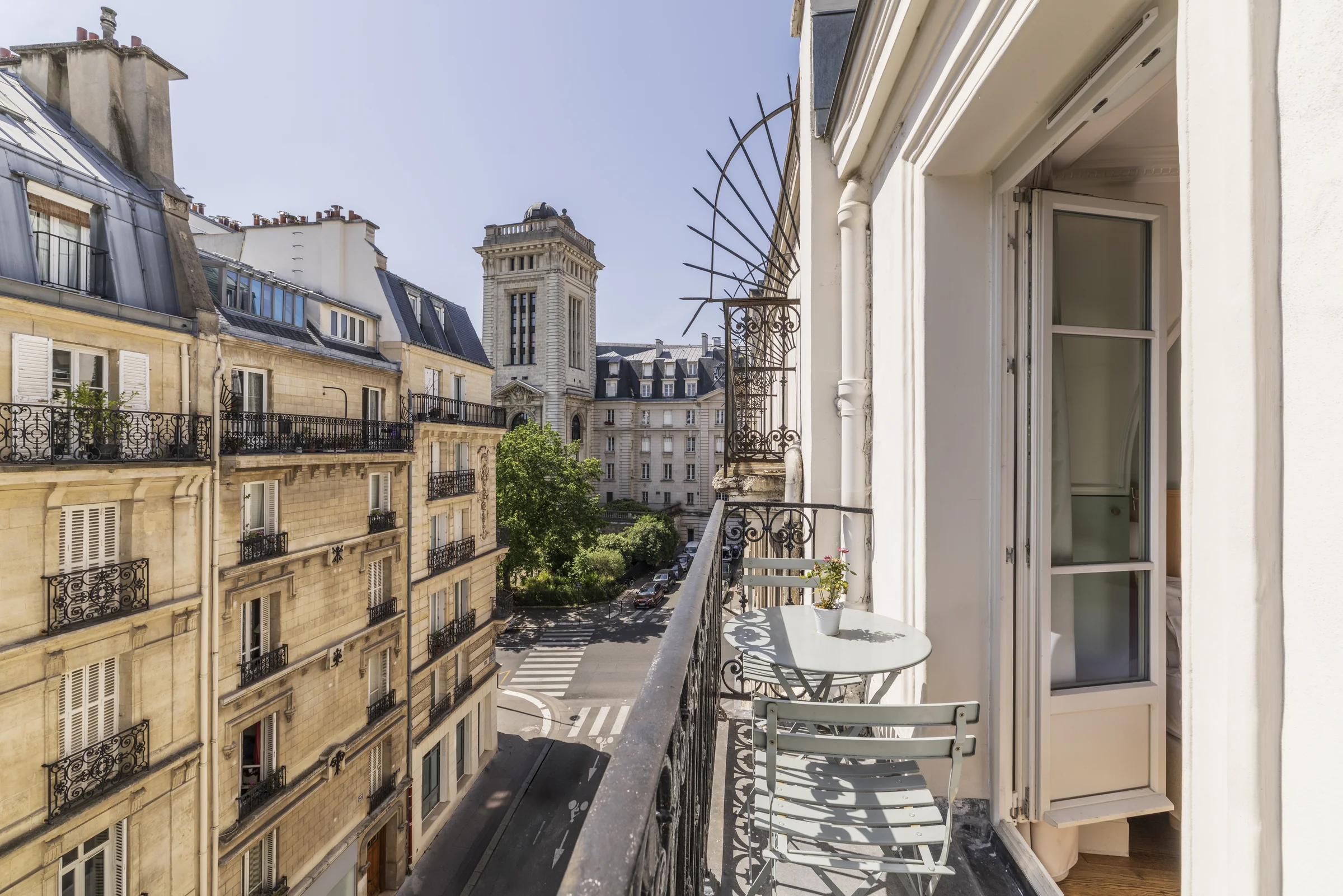 Balcon parisien de l'Hôtel Oratio avec vue sur l'église Saint-Jacques-du-Haut-Pas et les toits du Quartier Latin