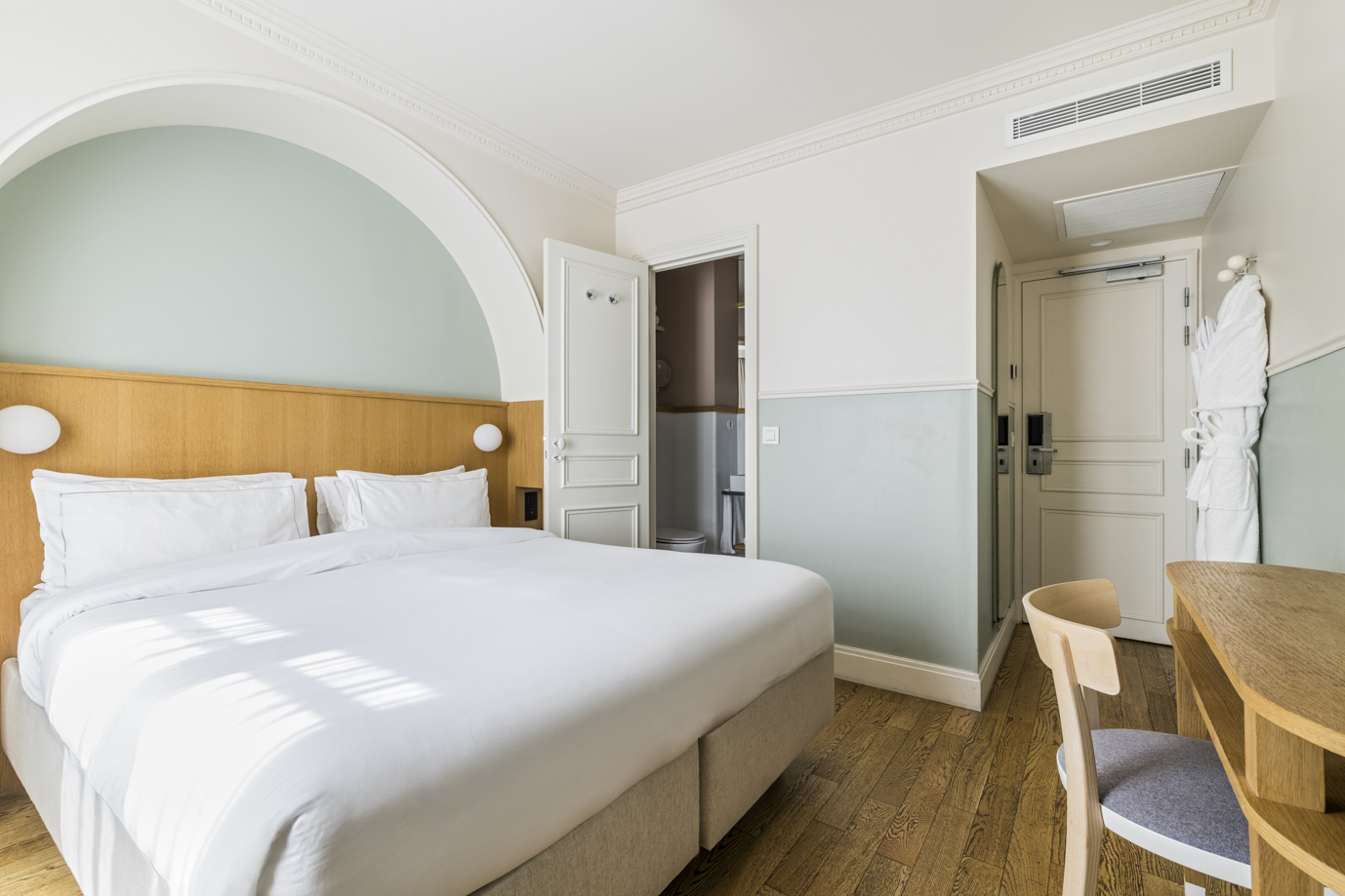 Chambre Supérieure avec balcon, arche en tête de lit vert sauge et parquet chêne, Hôtel Oratio