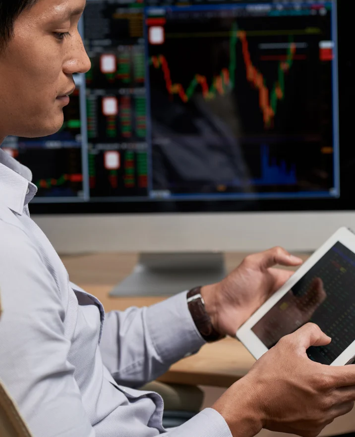 Merifund hedge‑fund trader analysing global markets on multi‑screen setup.