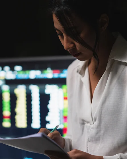 Merifund Capital Management specialist conducting vigilant market analysis, illustrating proactive adaptation strategies that ensure reliable investment performance.
