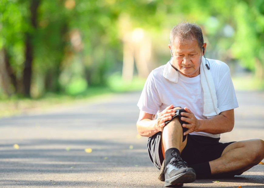 https://www.stlukes.com.ph/assets/images/articles/asian-elderly-man-senior-runner-stop-running-because-knee-injury-put-hand-knee-that-was-hurt-from-running-outdoors-walking-park.jpg