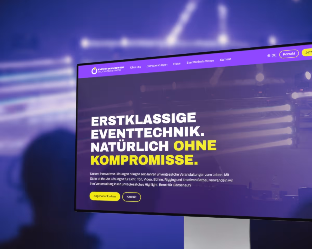 Auf einem Bildschirm sieht man ein Mockup der Landingpage von Eventtechnik Wien