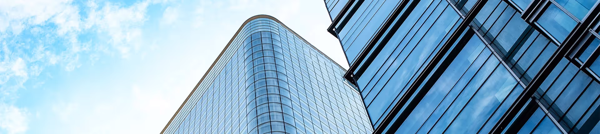 Gläserne Bürogebäude vor einem Blauen Himmel