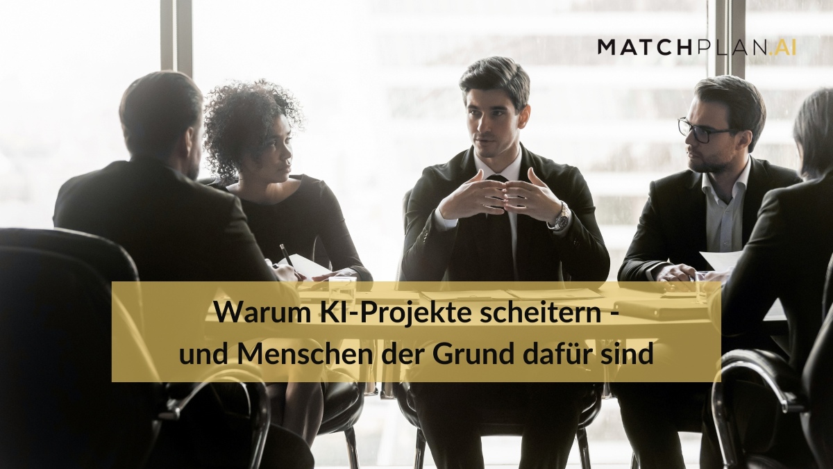 Geschäftsführer erklärt KI-Strategie im Mittelstand vor Mitarbeitenden