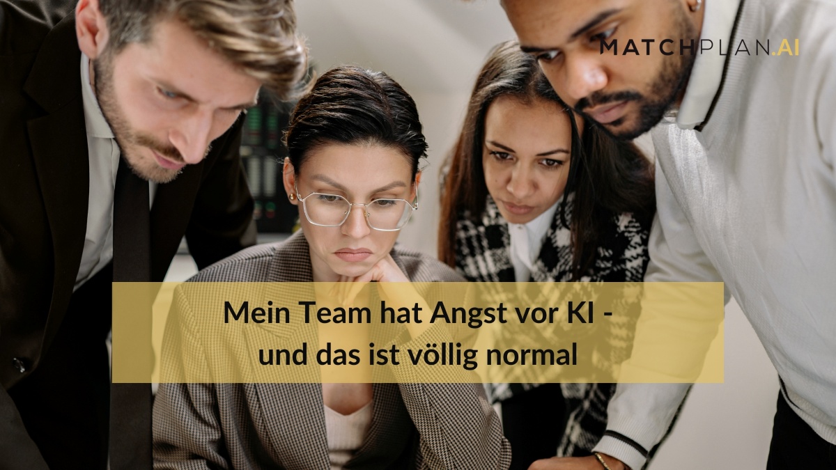 Mitarbeitende im Mittelstand diskutieren über KI-Einführung im Unternehmen
