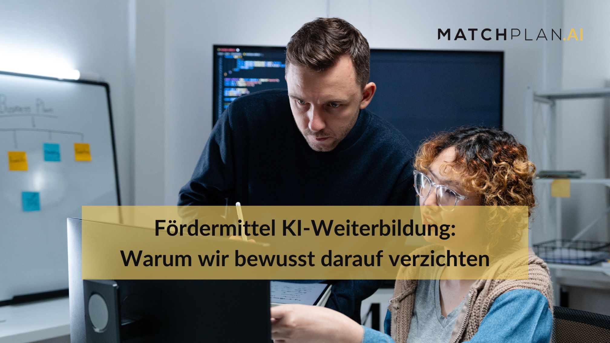 Mittelständler am Schreibtisch analysiert KI-Weiterbildungsangebote – Fördermittel Überblick