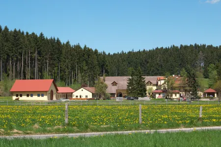 Blick auf das malerisch gelegene Hofgut Süßer Grund