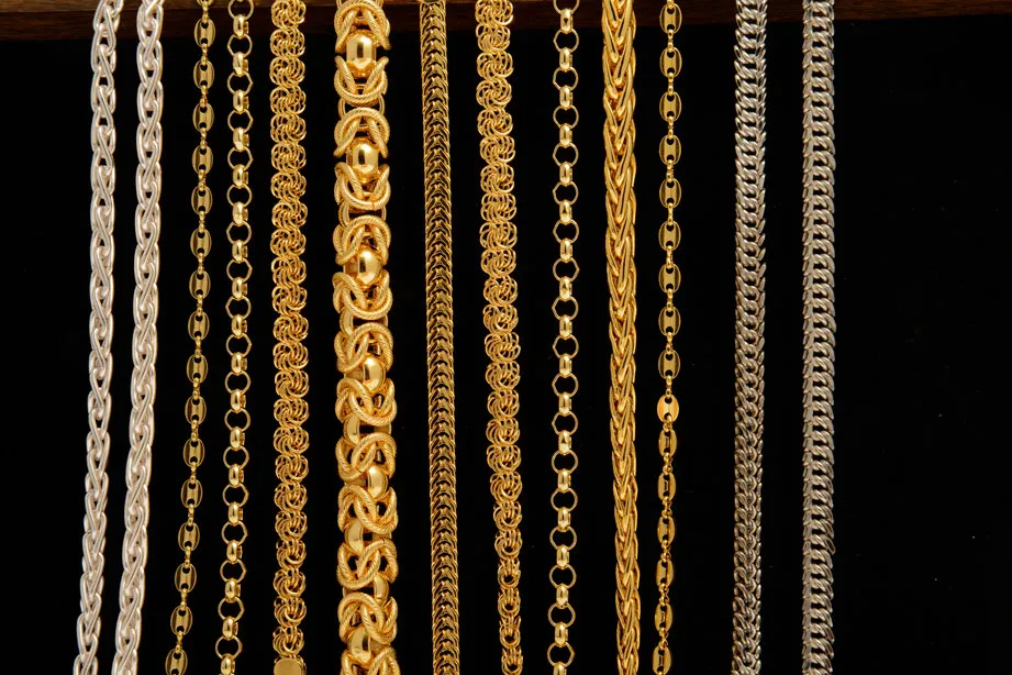 Photograph of different vertical chains with different meshes and materials (gold, silver, palladium...)