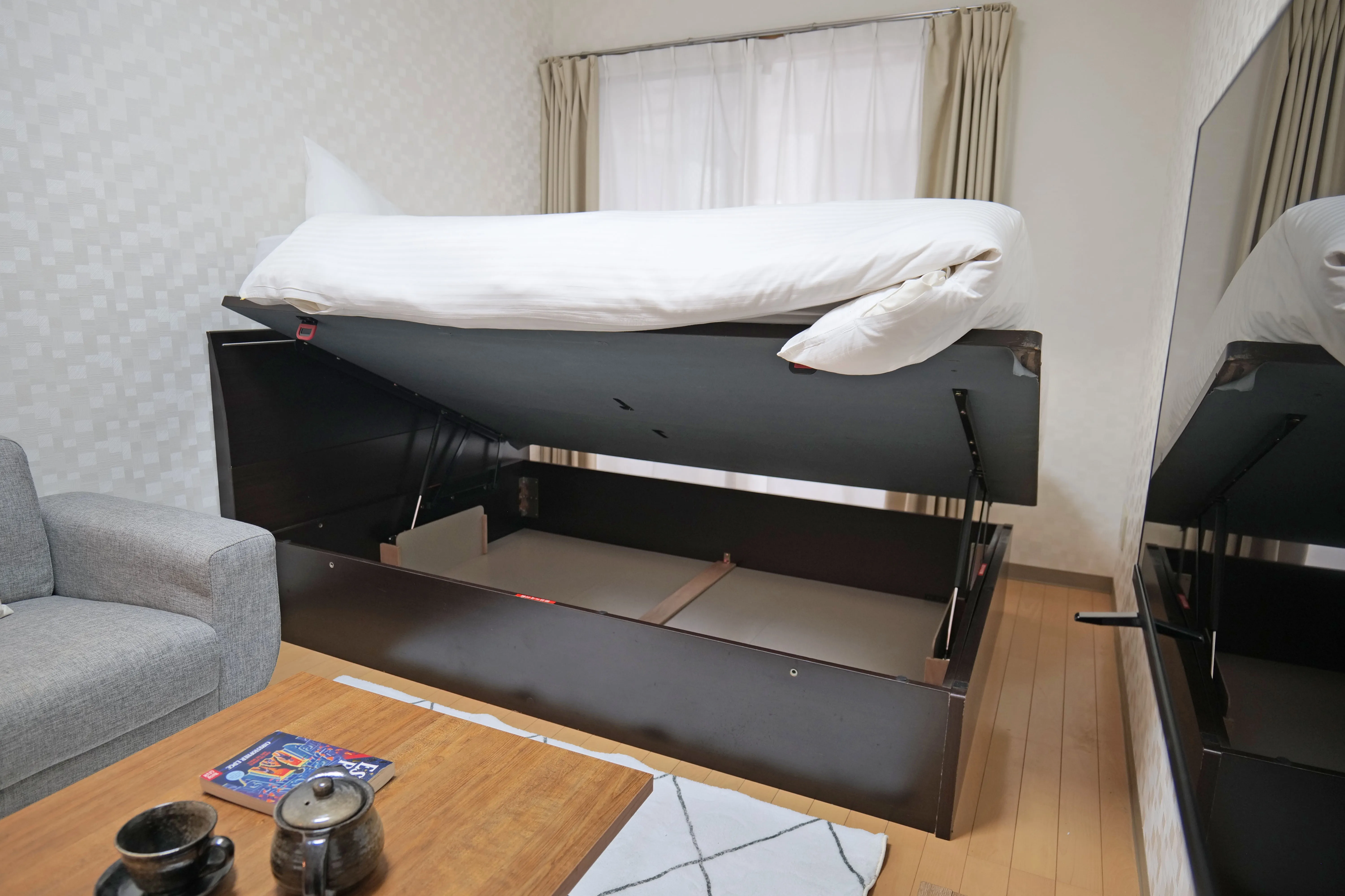 Hydraulic lift-up bed with smooth, easy-lift mechanism and spacious underbed storage — perfect for maximizing space in modern bedrooms. Functional, durable, and effortlessly stylish.