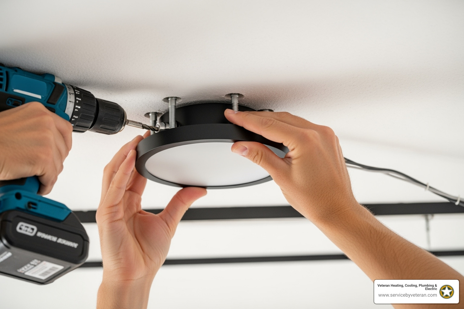 nueva luminaria siendo asegurada al techo - instalación de luminarias
