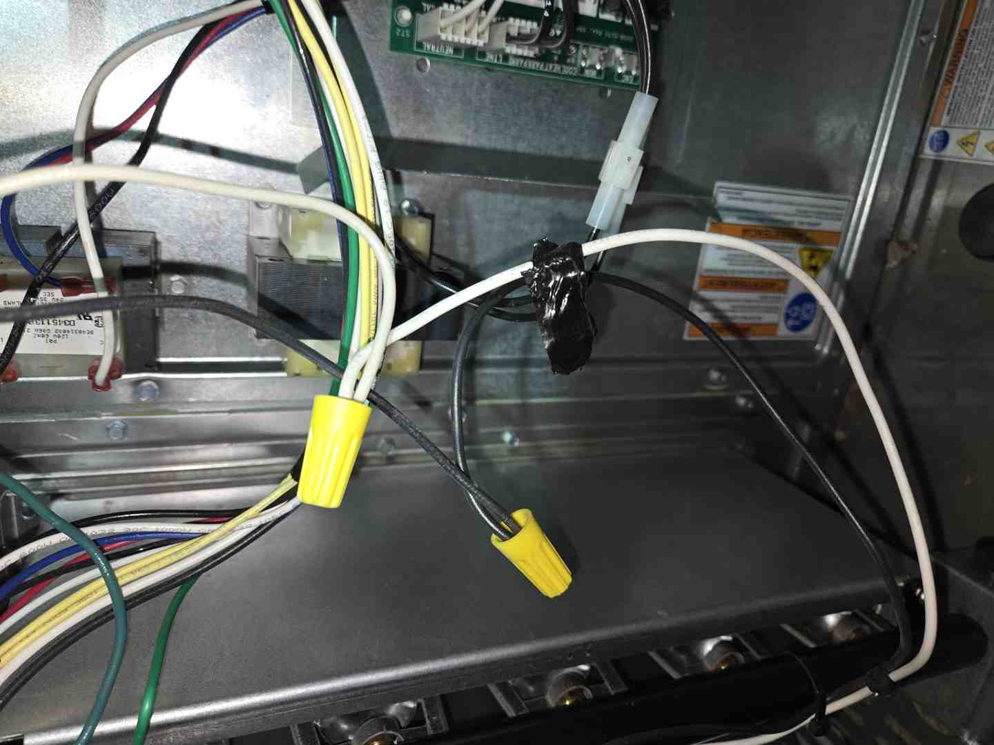 manos conectando cables de forma segura con tuercas de cable - instalación del sistema de iluminación