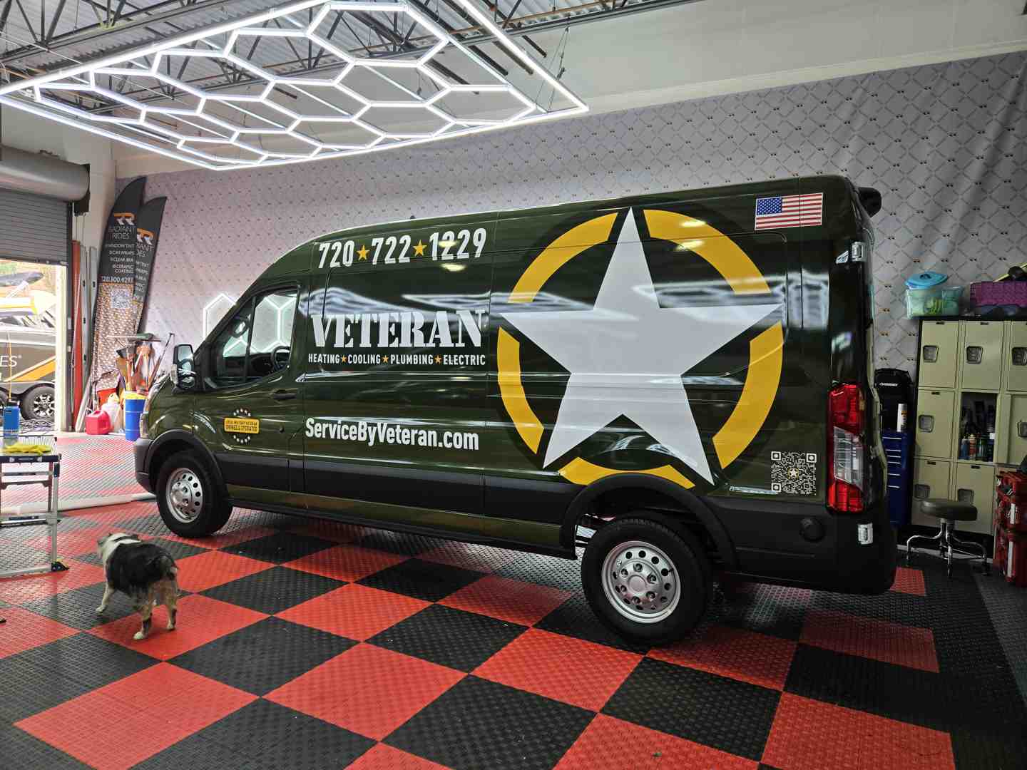 una insignia de técnico certificado o logo de camioneta - contratista de mini split