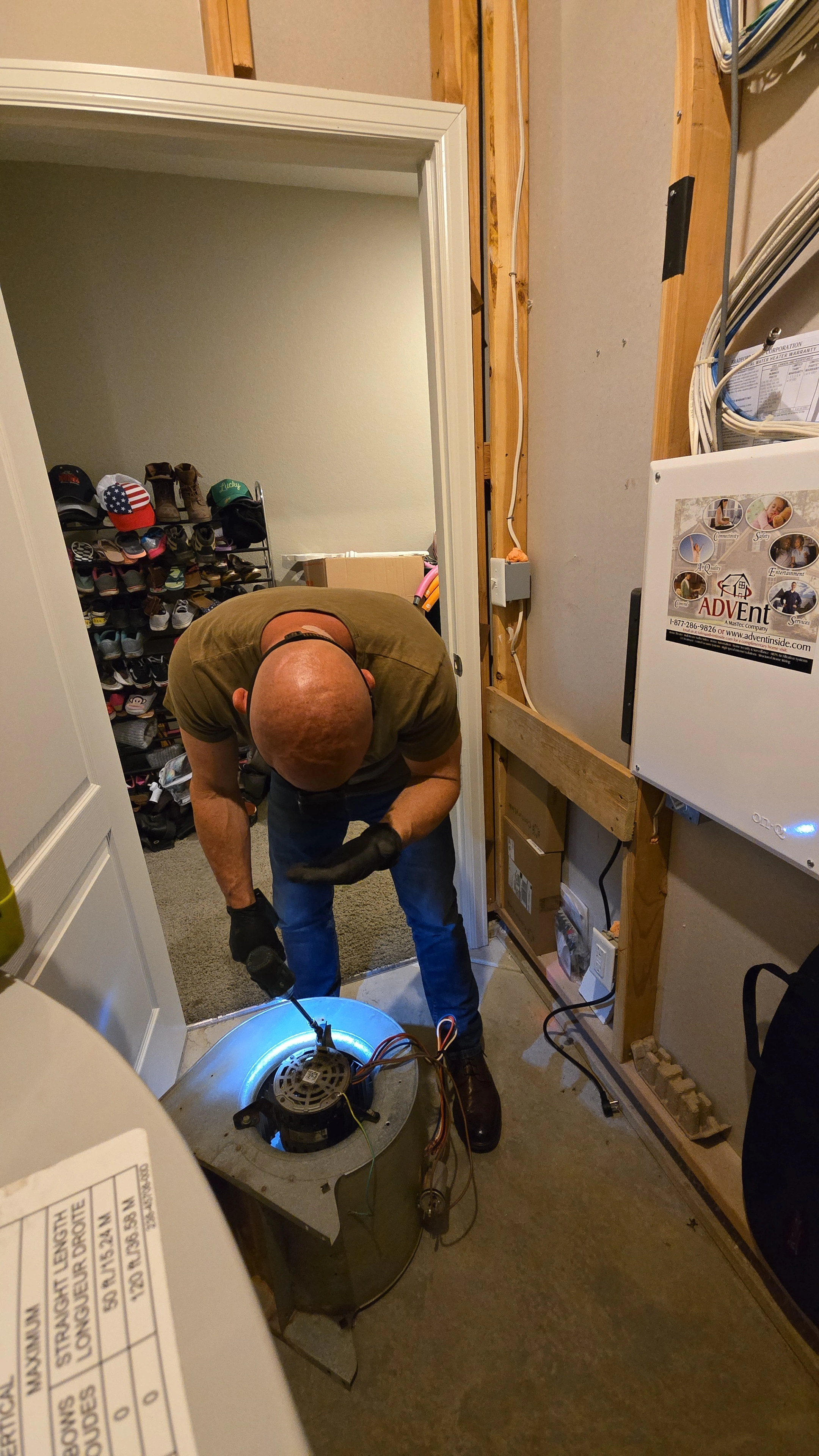 Un hombre está reparando un inodoro, concentrado en arreglar los componentes de plomería.