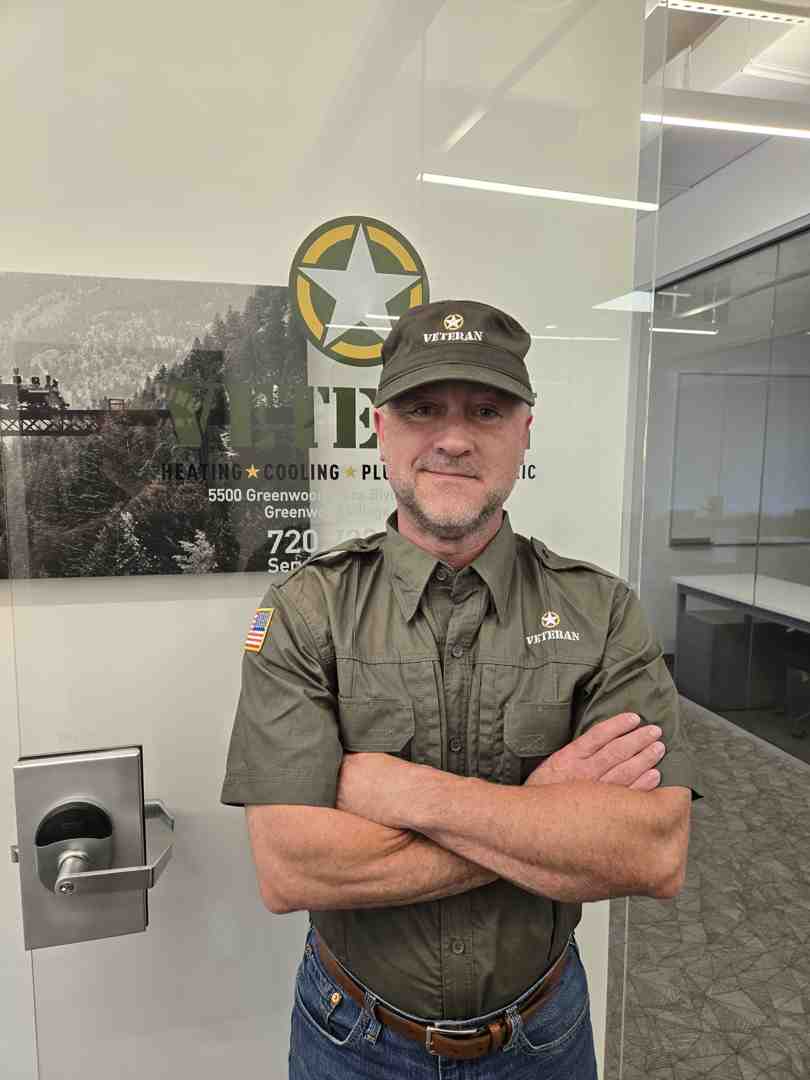 Professional plumber in a clean uniform providing 24/7 emergency service to a homeowner in Aurora - affordable emergency plumbing in aurora, co Professional plumber in a clean uniform providing 24/7 emergency service to a homeowner in Aurora - affordable emergency plumbing in aurora, co