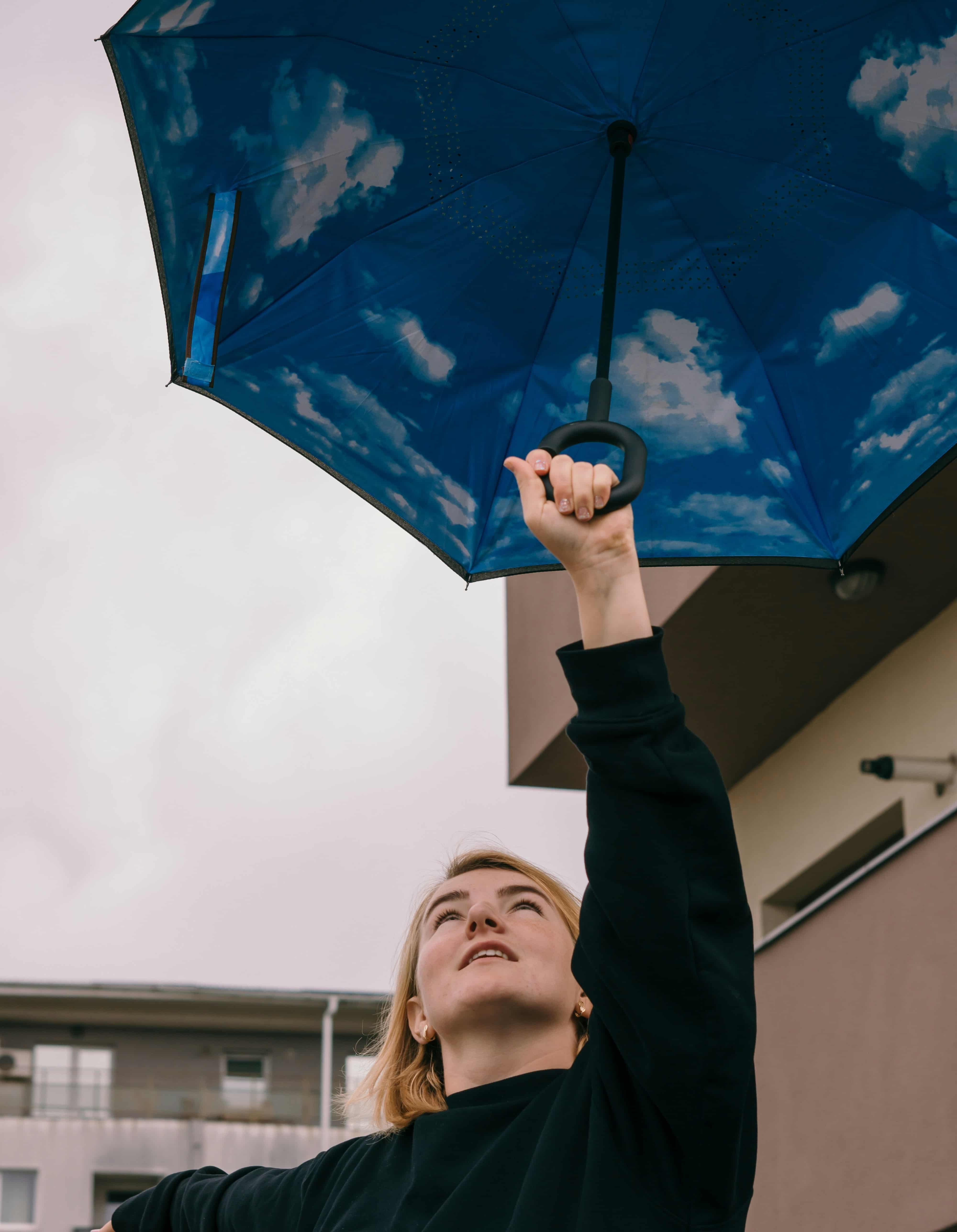 Water.Day_woman with blue sky umbrella