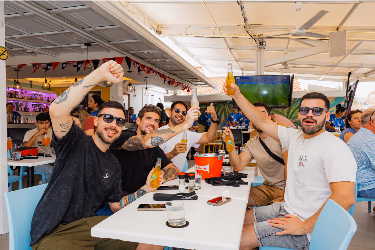 Guests enjoying live sports at Dushi Sports Bar Aruba