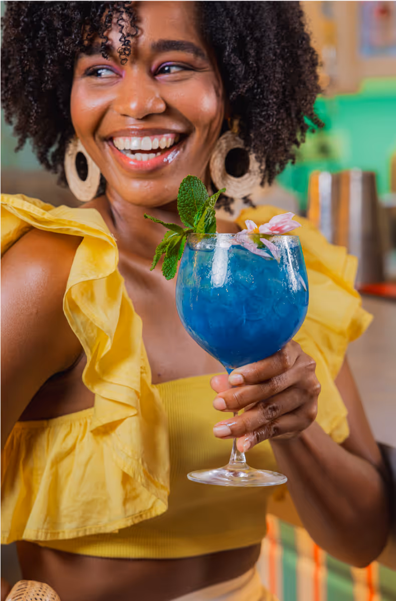 Colorful tropical cocktails and refreshing drinks served at Dushi Bagels & Burgers Aruba’s bar