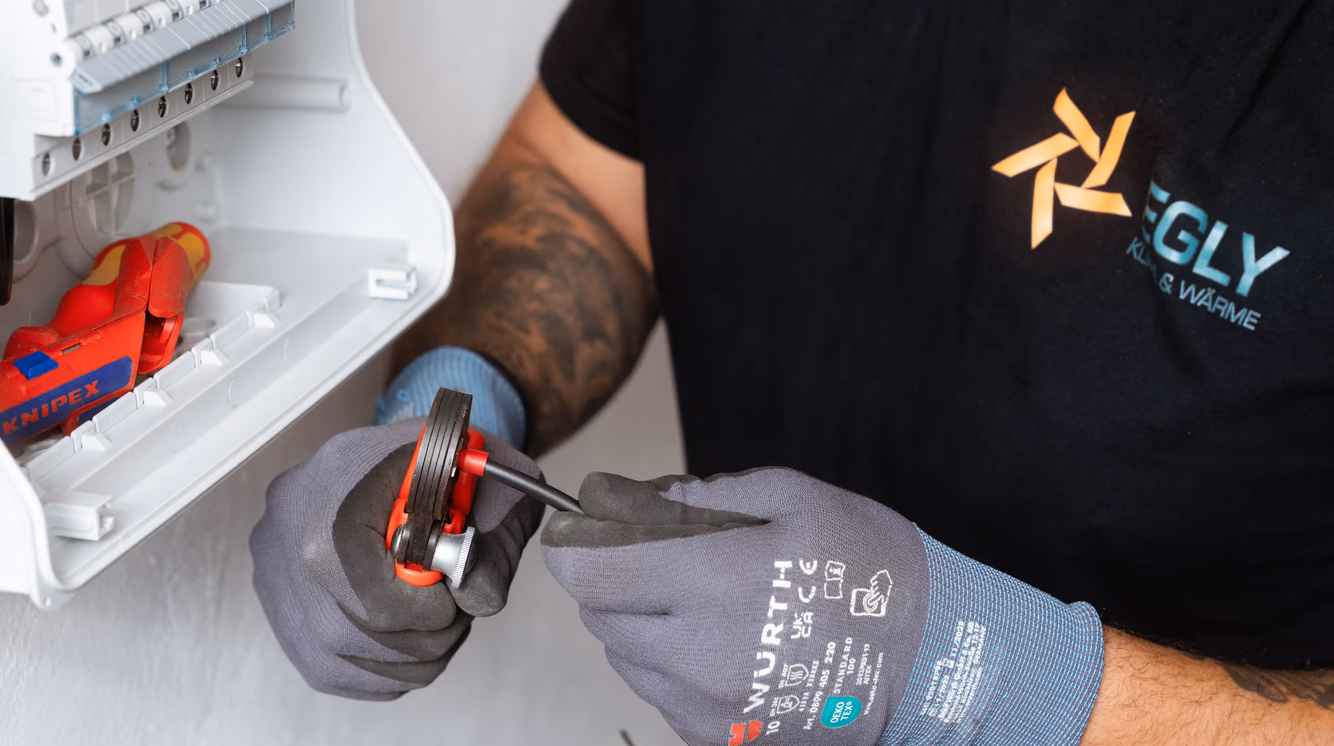 Egly Mitarbeiter schraubt