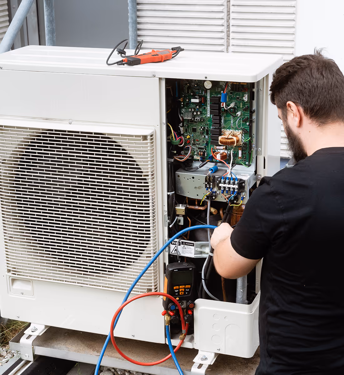 Egly Mitarbeiter schraubt an einer Wärmepumpe