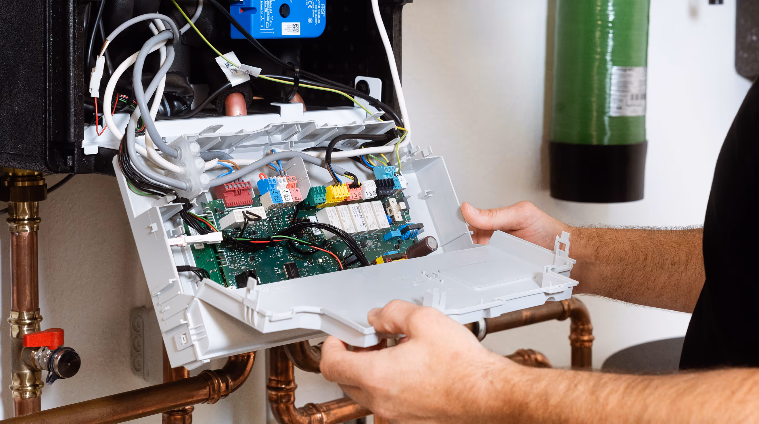 Handwerker öffnet einen Stromkasten