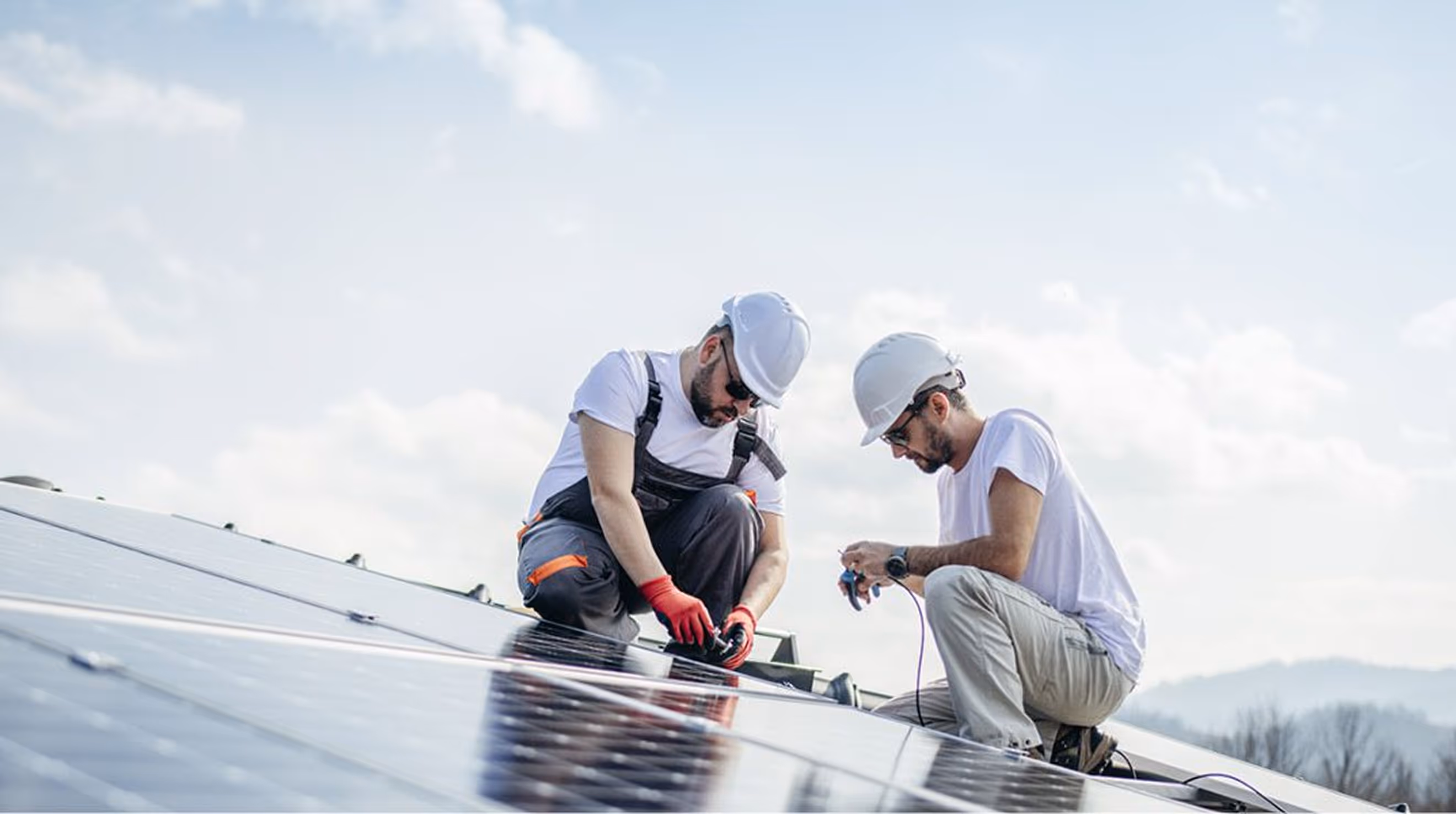 2 Mitarbeiter installieren PV-Anlage