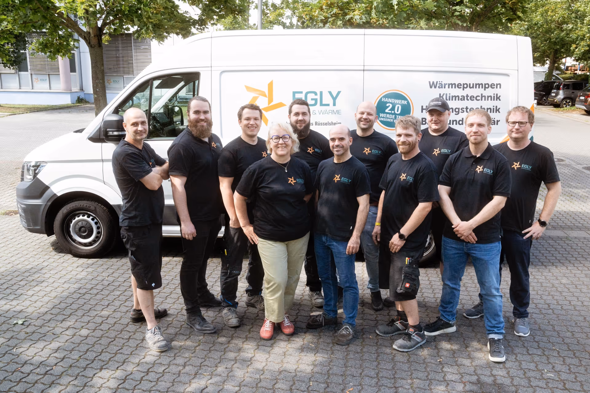 Egly Team hat sich zusammen aufgestellt für ein Gruppen Foto