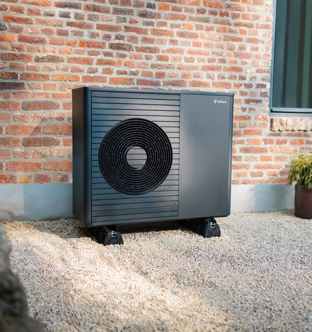 Vaillant arotherm Plus Wärmepumpe vor Backsteinhaus.