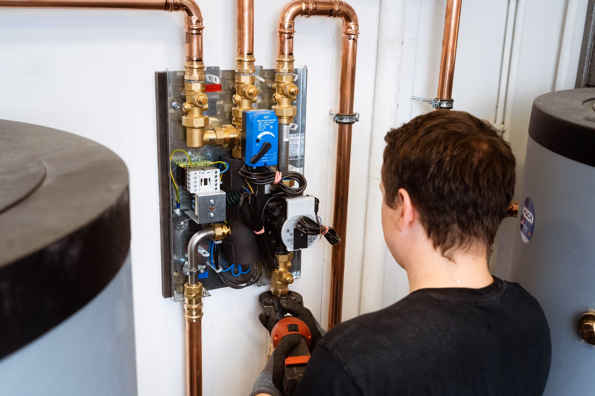 Egly Mitarbeiter nimmt eine Heizanlage in Betrieb.