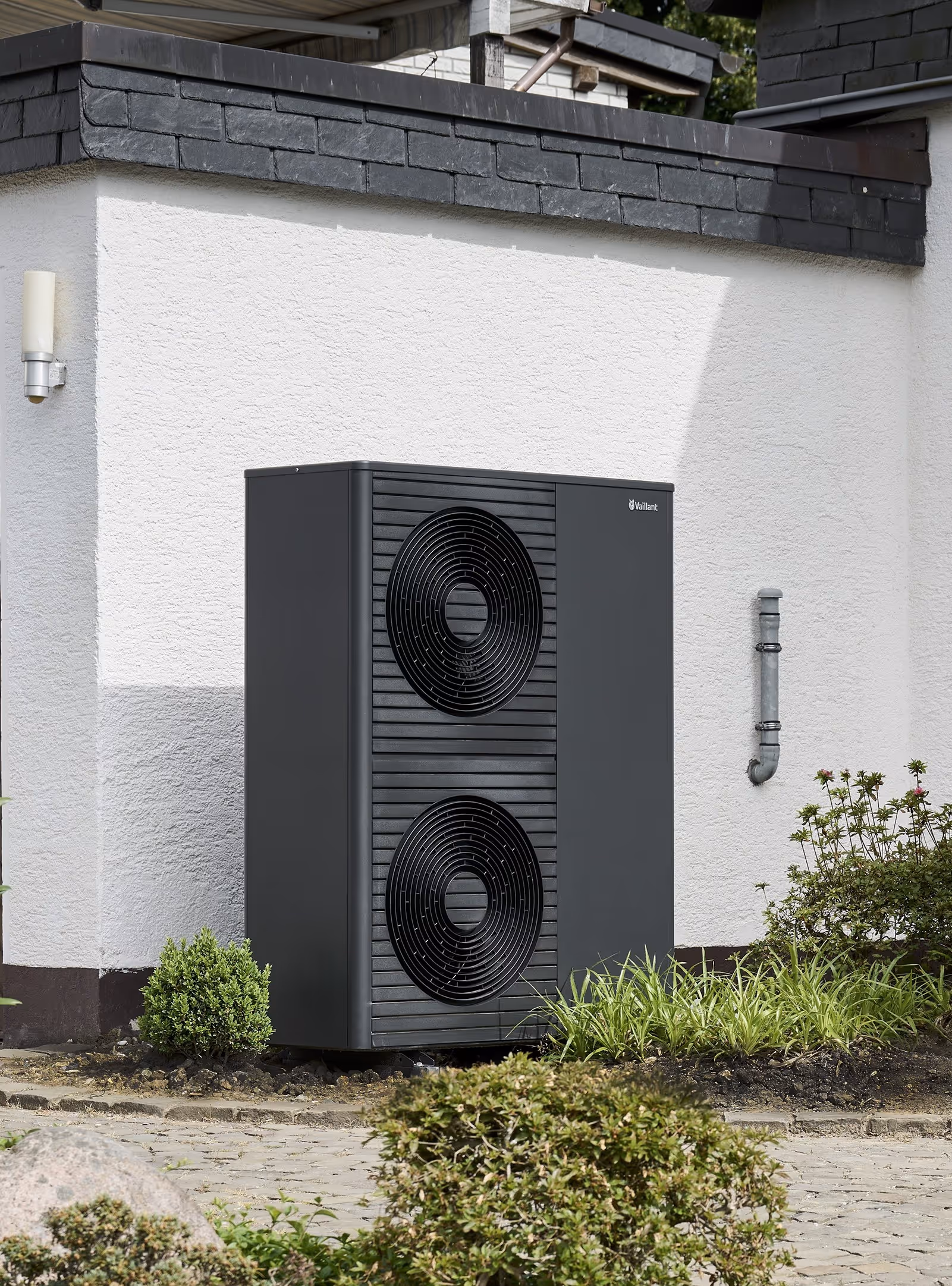 Vaillant Wärmepumpe aroTherm in schwarz mit Pflanzen