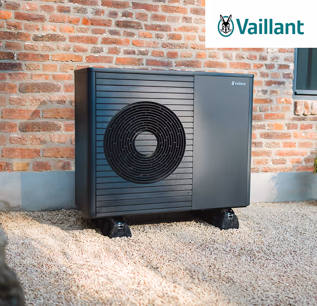 Vaillant arotherm Plus Wärmepumpe vor Backsteinhaus.